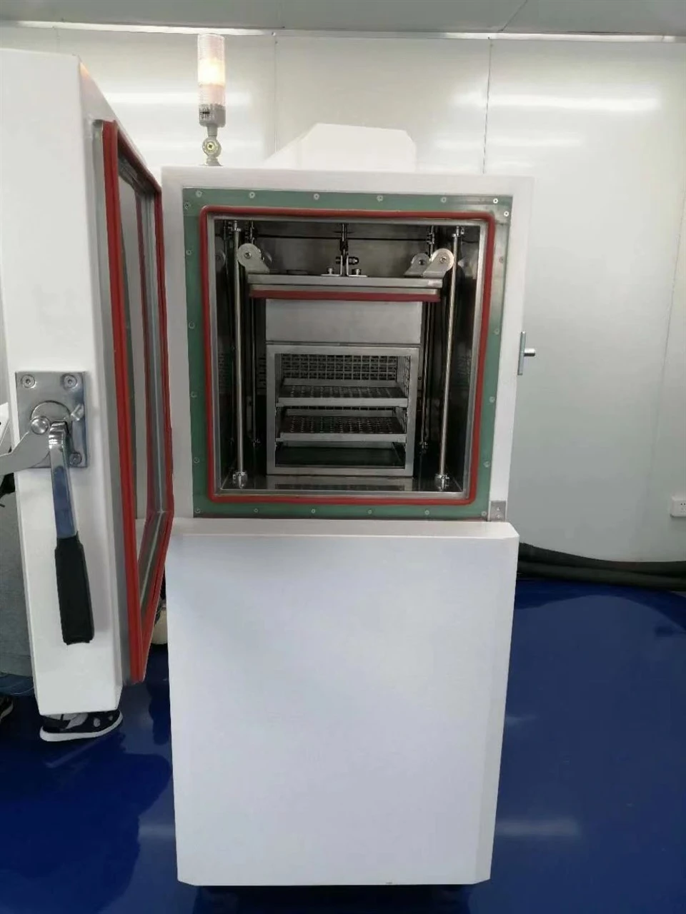 Temperature shock test chamber